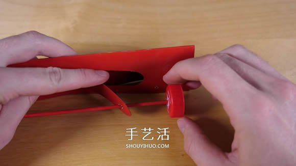 可乐瓶科技小制作 DIY橡皮筋动力飞机的方法- www.aizhezhi.com