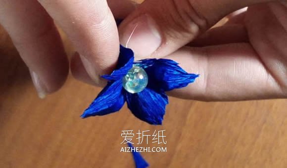 怎么做皱纹纸玫瑰手捧花 皱纹纸手工制作捧花- www.aizhezhi.com