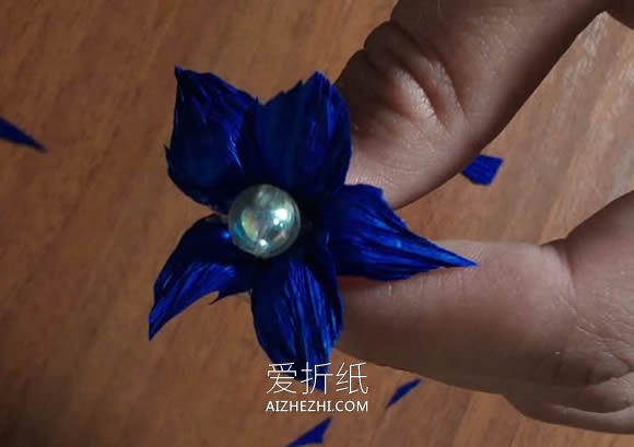 怎么做皱纹纸玫瑰手捧花 皱纹纸手工制作捧花- www.aizhezhi.com