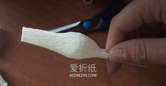 怎么做皱纹纸玫瑰手捧花 皱纹纸手工制作捧花- www.aizhezhi.com