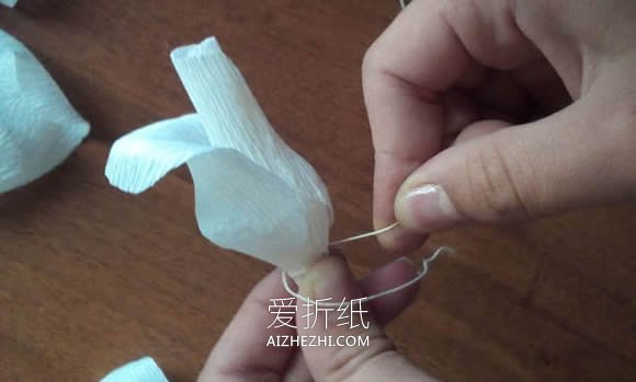 怎么做皱纹纸玫瑰手捧花 皱纹纸手工制作捧花- www.aizhezhi.com