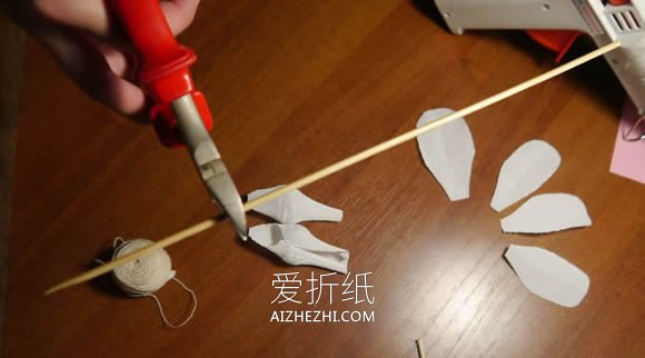 怎么做皱纹纸玫瑰手捧花 皱纹纸手工制作捧花- www.aizhezhi.com