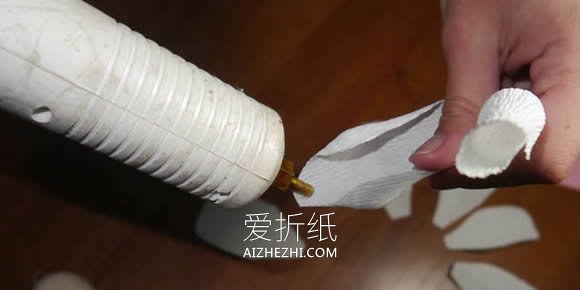 怎么做皱纹纸玫瑰手捧花 皱纹纸手工制作捧花- www.aizhezhi.com