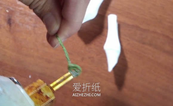 怎么做皱纹纸玫瑰手捧花 皱纹纸手工制作捧花- www.aizhezhi.com