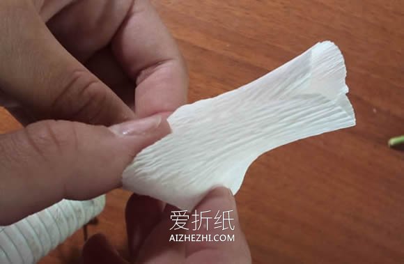 怎么做皱纹纸玫瑰手捧花 皱纹纸手工制作捧花- www.aizhezhi.com