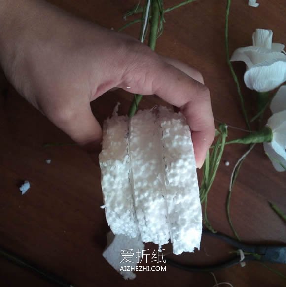 怎么做皱纹纸玫瑰手捧花 皱纹纸手工制作捧花- www.aizhezhi.com