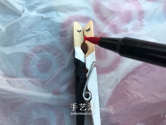 甜蜜婚礼小礼品：用衣夹制作会亲亲的新郎新娘- www.aizhezhi.com