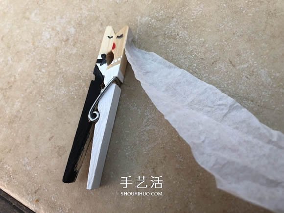 甜蜜婚礼小礼品：用衣夹制作会亲亲的新郎新娘- www.aizhezhi.com