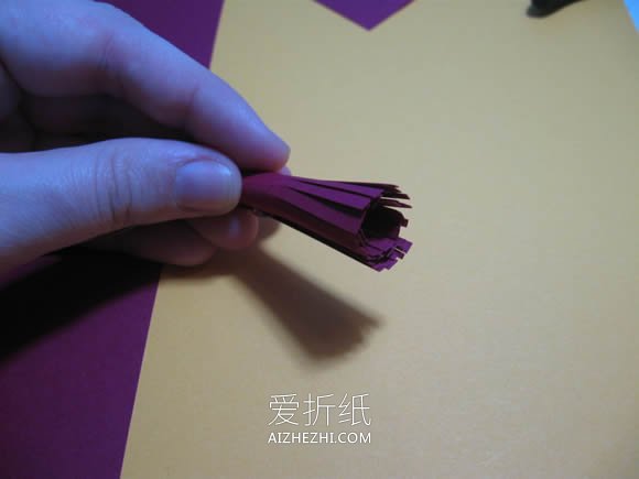 怎么用彩纸手工制作美丽花环头饰的方法- www.aizhezhi.com