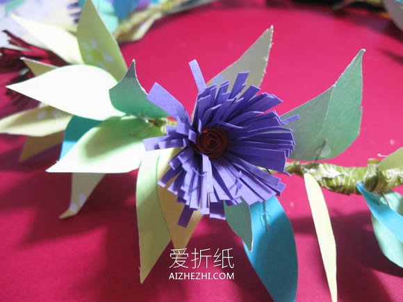 怎么用彩纸手工制作美丽花环头饰的方法- www.aizhezhi.com