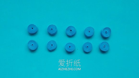 药瓶怎么废物利用 手工制作小火车玩具的方法- www.aizhezhi.com