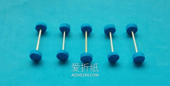 药瓶怎么废物利用 手工制作小火车玩具的方法- www.aizhezhi.com