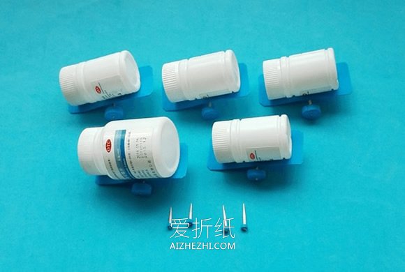 药瓶怎么废物利用 手工制作小火车玩具的方法- www.aizhezhi.com