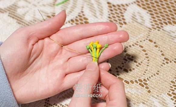 怎么用皱纹纸做圣诞红的手工制作方法教程- www.aizhezhi.com