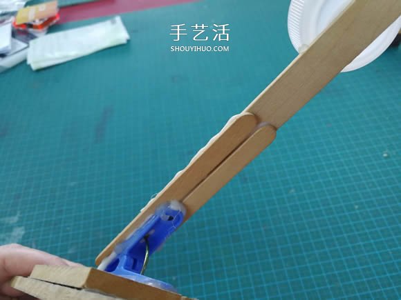 用衣夹制作投石车弹射器玩具的DIY教程- www.aizhezhi.com