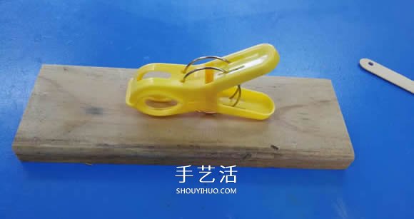 用衣夹制作投石车弹射器玩具的DIY教程- www.aizhezhi.com