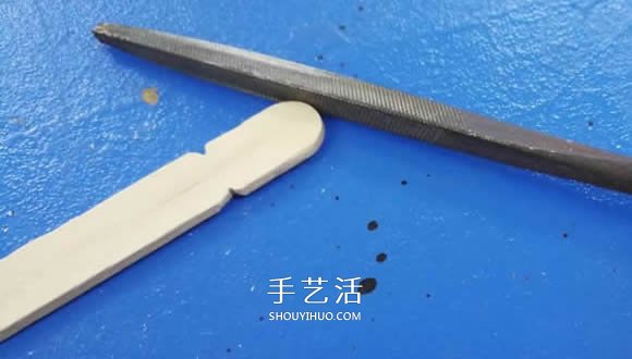 用衣夹制作投石车弹射器玩具的DIY教程- www.aizhezhi.com