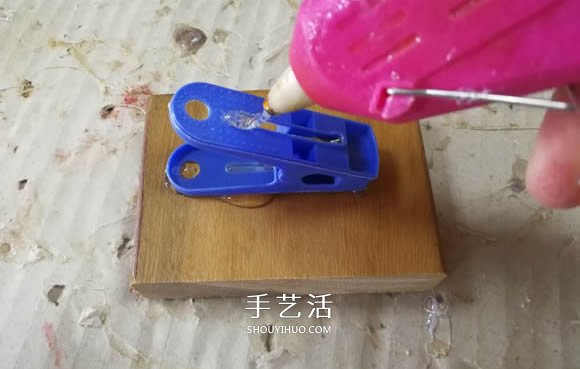 用衣夹制作投石车弹射器玩具的DIY教程- www.aizhezhi.com