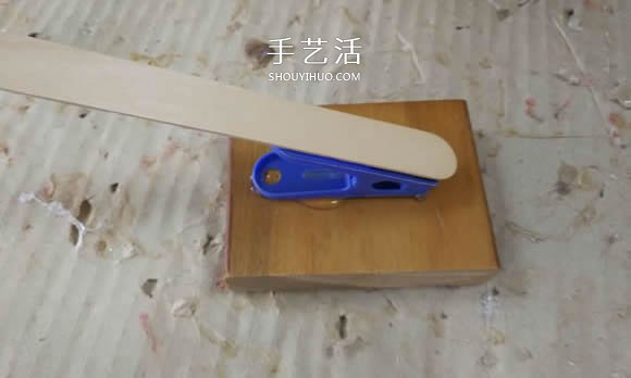 用衣夹制作投石车弹射器玩具的DIY教程- www.aizhezhi.com