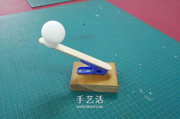 用衣夹制作投石车弹射器玩具的DIY教程- www.aizhezhi.com