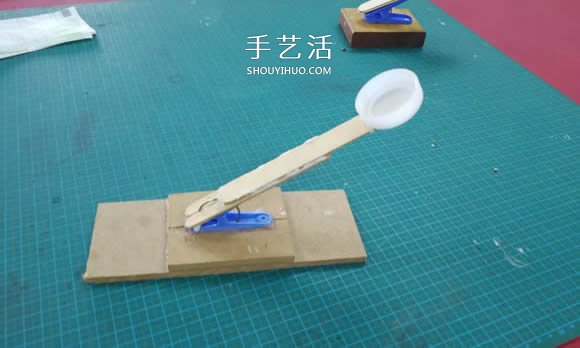 用衣夹制作投石车弹射器玩具的DIY教程- www.aizhezhi.com