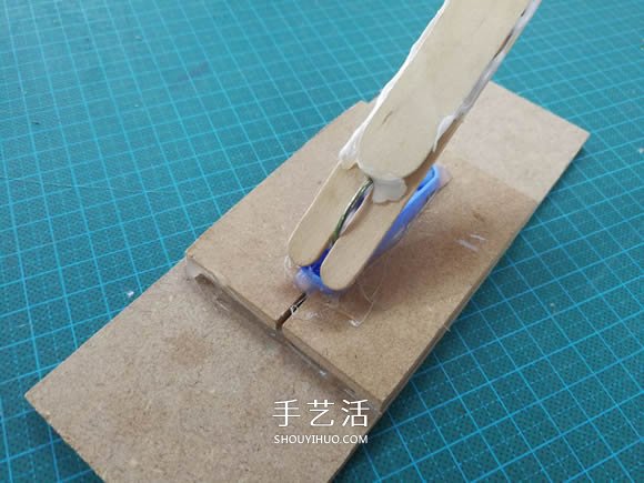 用衣夹制作投石车弹射器玩具的DIY教程- www.aizhezhi.com