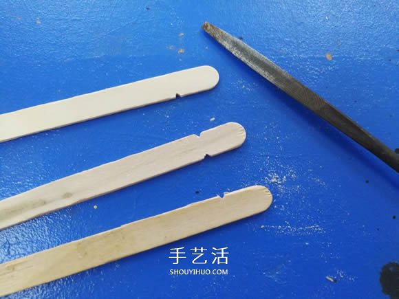 用衣夹制作投石车弹射器玩具的DIY教程- www.aizhezhi.com