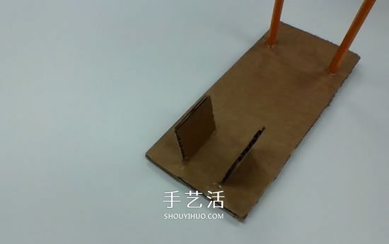 硬纸板手工制作乒乓球弹射器玩具的方法- www.aizhezhi.com