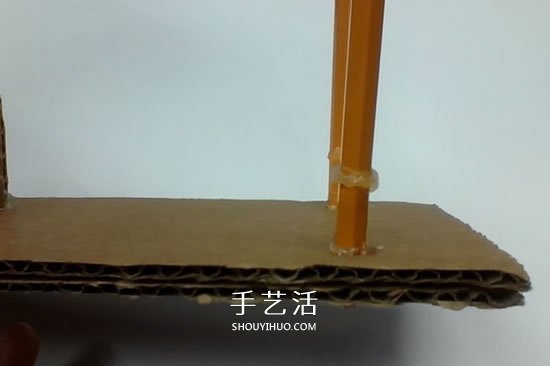 硬纸板手工制作乒乓球弹射器玩具的方法- www.aizhezhi.com