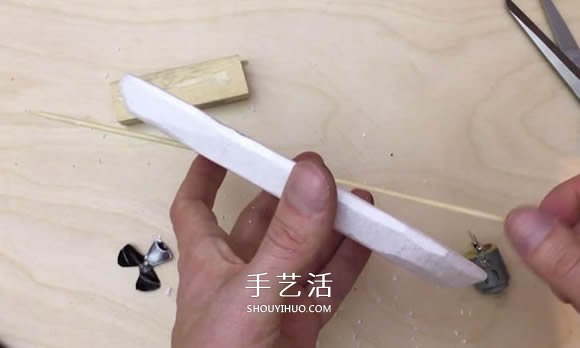 电动科技小制作：自制电动玩具船的方法- www.aizhezhi.com