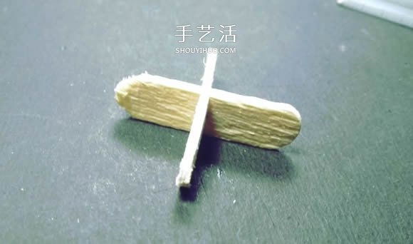 物理小制作：自制冰棍棒橡皮筋动力船的教程- www.aizhezhi.com