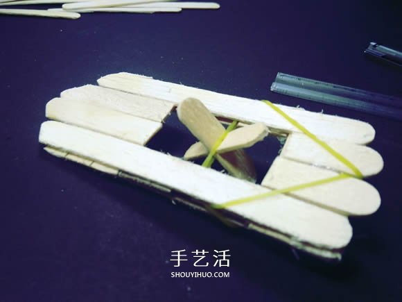 物理小制作：自制冰棍棒橡皮筋动力船的教程- www.aizhezhi.com