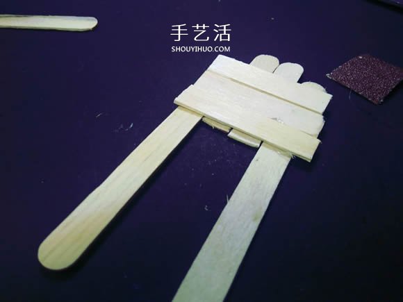 物理小制作：自制冰棍棒橡皮筋动力船的教程- www.aizhezhi.com