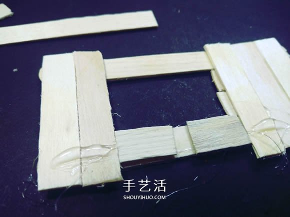 物理小制作：自制冰棍棒橡皮筋动力船的教程- www.aizhezhi.com