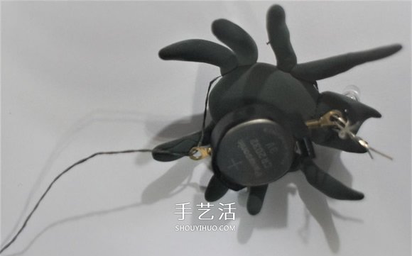 DIY万圣节装饰！蜘蛛网上发光的蜘蛛玩具制作- www.aizhezhi.com