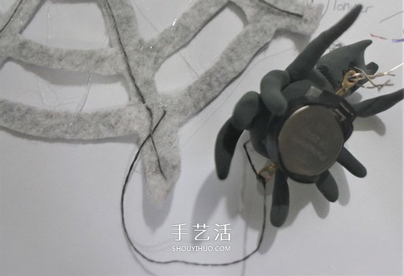 DIY万圣节装饰！蜘蛛网上发光的蜘蛛玩具制作- www.aizhezhi.com