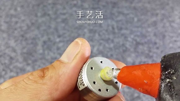 自制电动马达三轮车玩具的科技小制作教程- www.aizhezhi.com