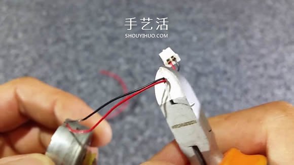 自制电动马达三轮车玩具的科技小制作教程- www.aizhezhi.com