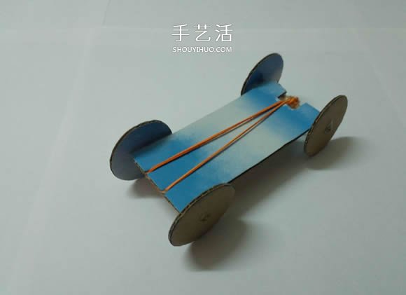 小学生手工制作：自制橡皮筋动力车的方法- www.aizhezhi.com