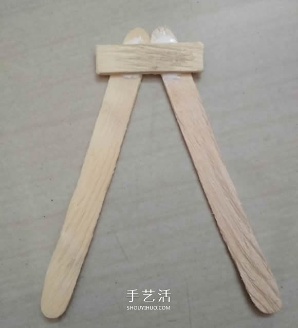 废物利用DIY橡皮筋动力回力车的方法- www.aizhezhi.com