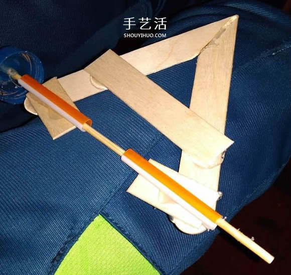 冰淇淋棒手工制作橡皮筋动力车的教程- www.aizhezhi.com