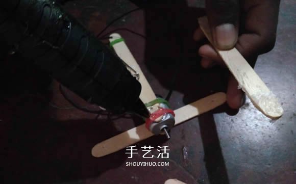 自制电动玩具飞机的方法教程- www.aizhezhi.com