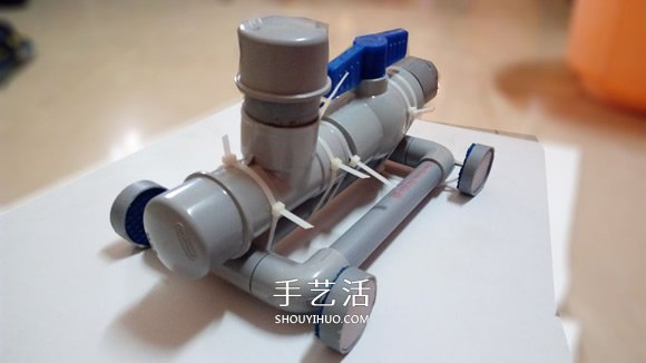 PVC管手工制作小苏打动力玩具车的教程- www.aizhezhi.com