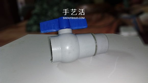 PVC管手工制作小苏打动力玩具车的教程- www.aizhezhi.com