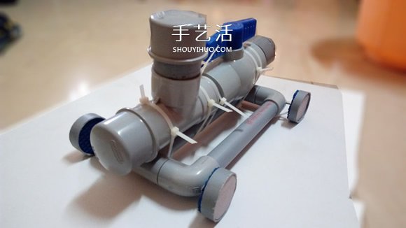 PVC管手工制作小苏打动力玩具车的教程- www.aizhezhi.com