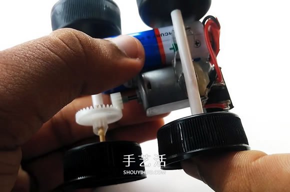 简单自制电动汽车玩具的视频教程- www.aizhezhi.com