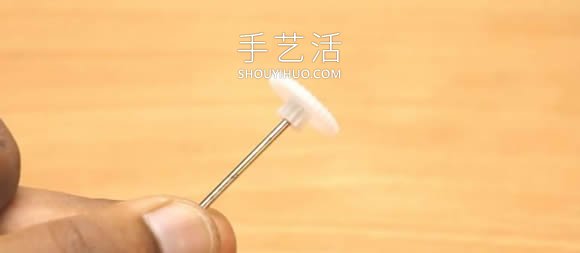 DIY迷你电动车玩具视频！通过齿轮进行传动- www.aizhezhi.com