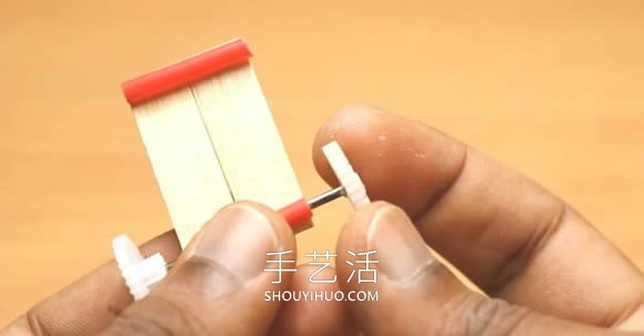 DIY迷你电动车玩具视频！通过齿轮进行传动- www.aizhezhi.com