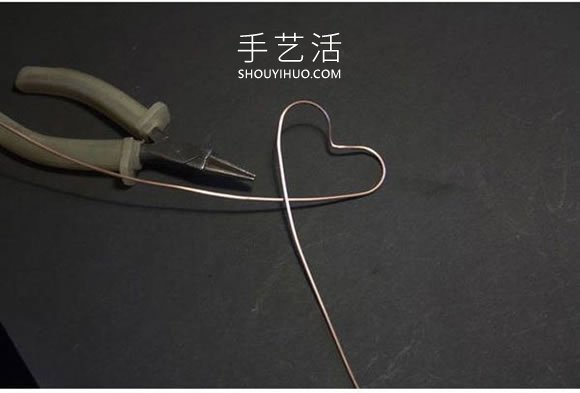 铜线手工制作爱心钥匙吊坠的做法教程- www.aizhezhi.com