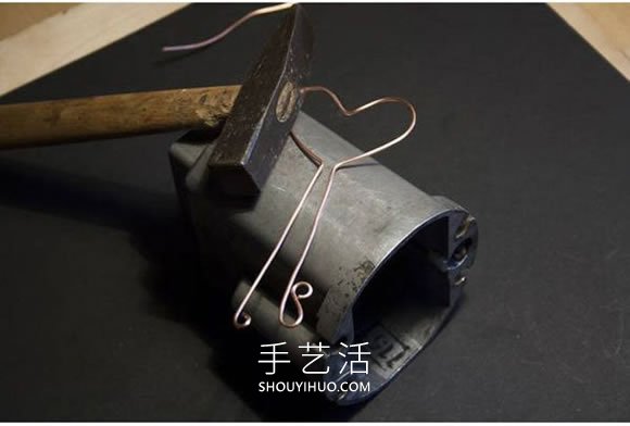 铜线手工制作爱心钥匙吊坠的做法教程- www.aizhezhi.com